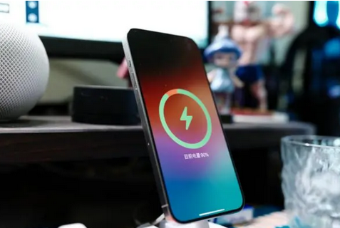 当涂苹果15换屏服务分享用什么充电器给iPhone15充电更好 